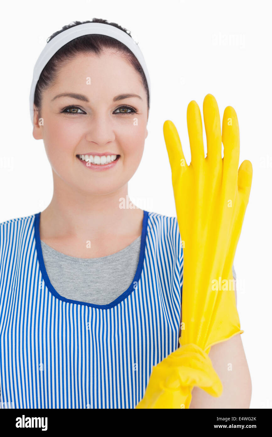 Cleaner woman wearing yellow gloves fotografías e imágenes de alta  resolución - Alamy