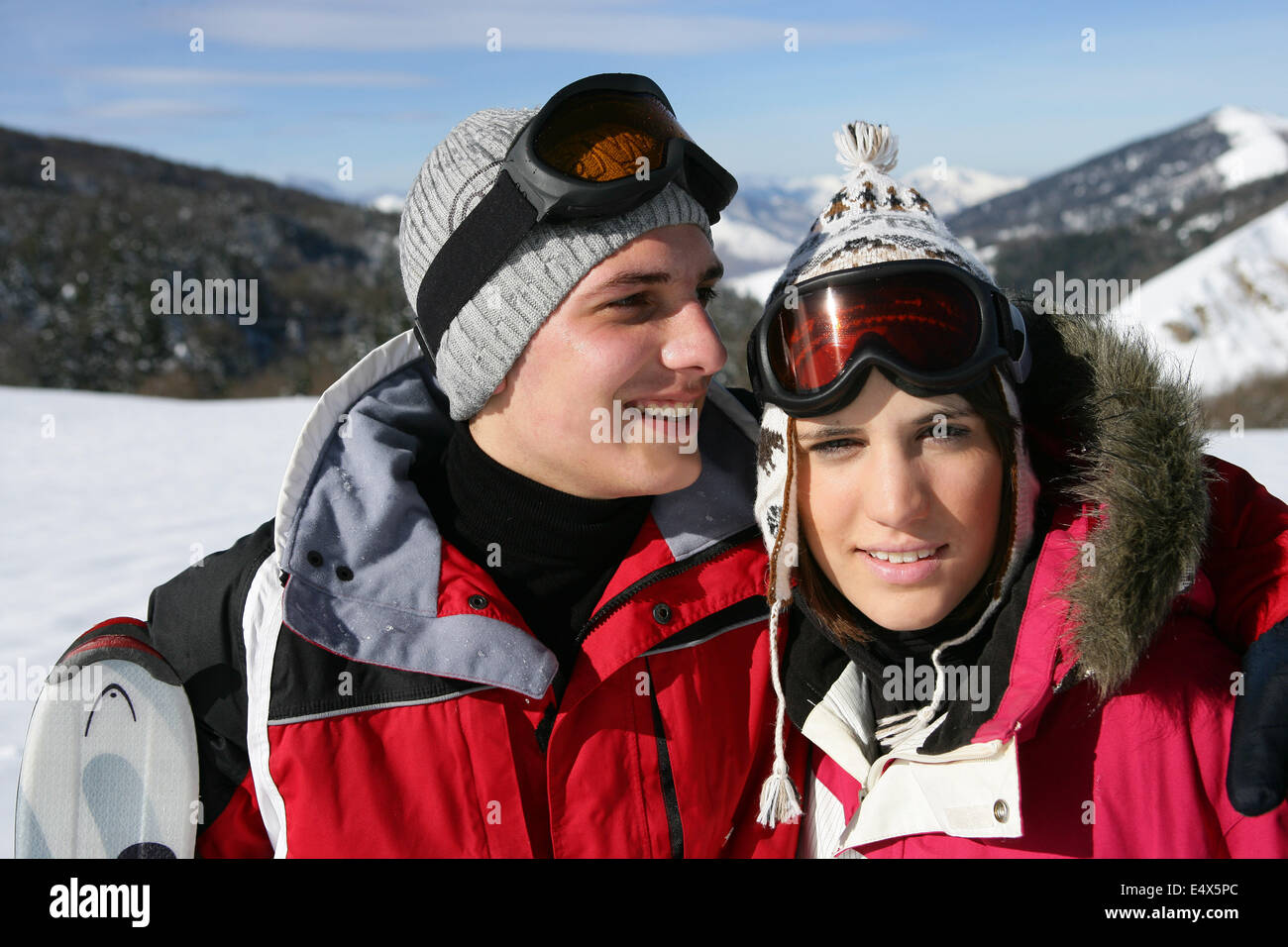 Pareja en la temporada de esquí. Foto de stock