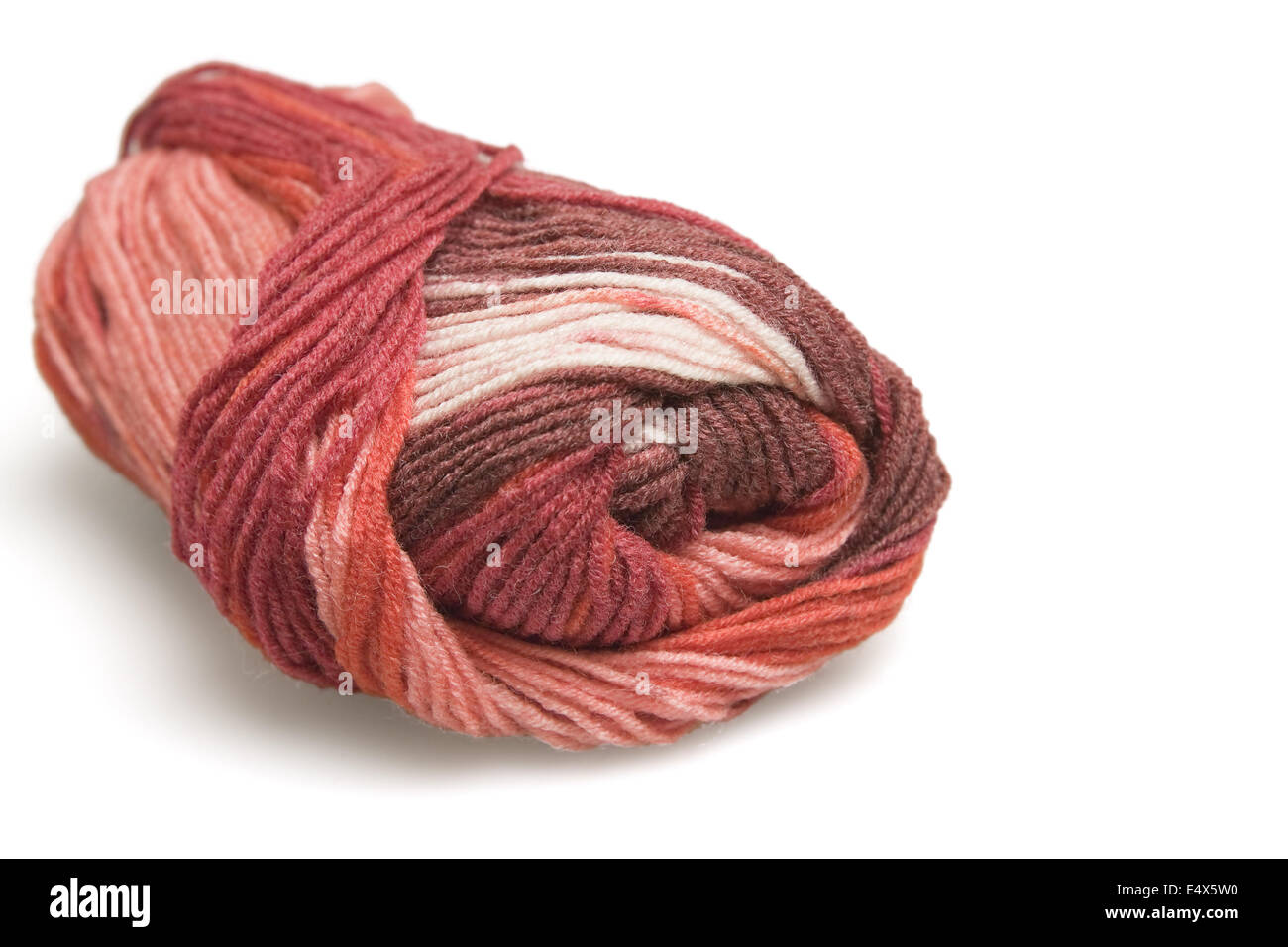 Madeja de lana en rojo sobre un fondo blanco. Foto de stock