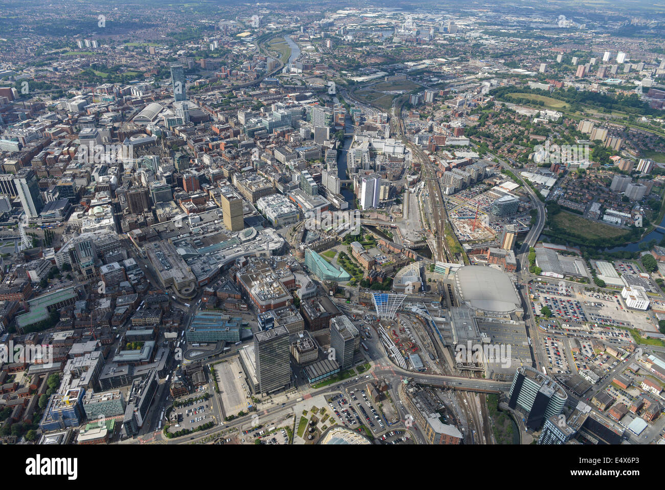 Una vista aérea mirando al sur oeste de la estación de Victoria hacia el centro de la ciudad de Manchester. Foto de stock