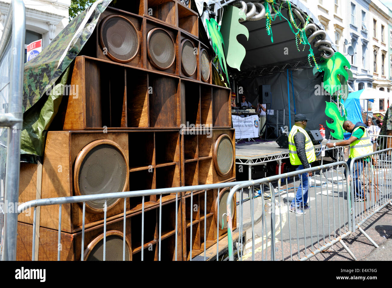 Sistema de altavoces de gran público fuera por una de las etapas en la Bristol St Paul's street festival, REINO UNIDO Foto de stock