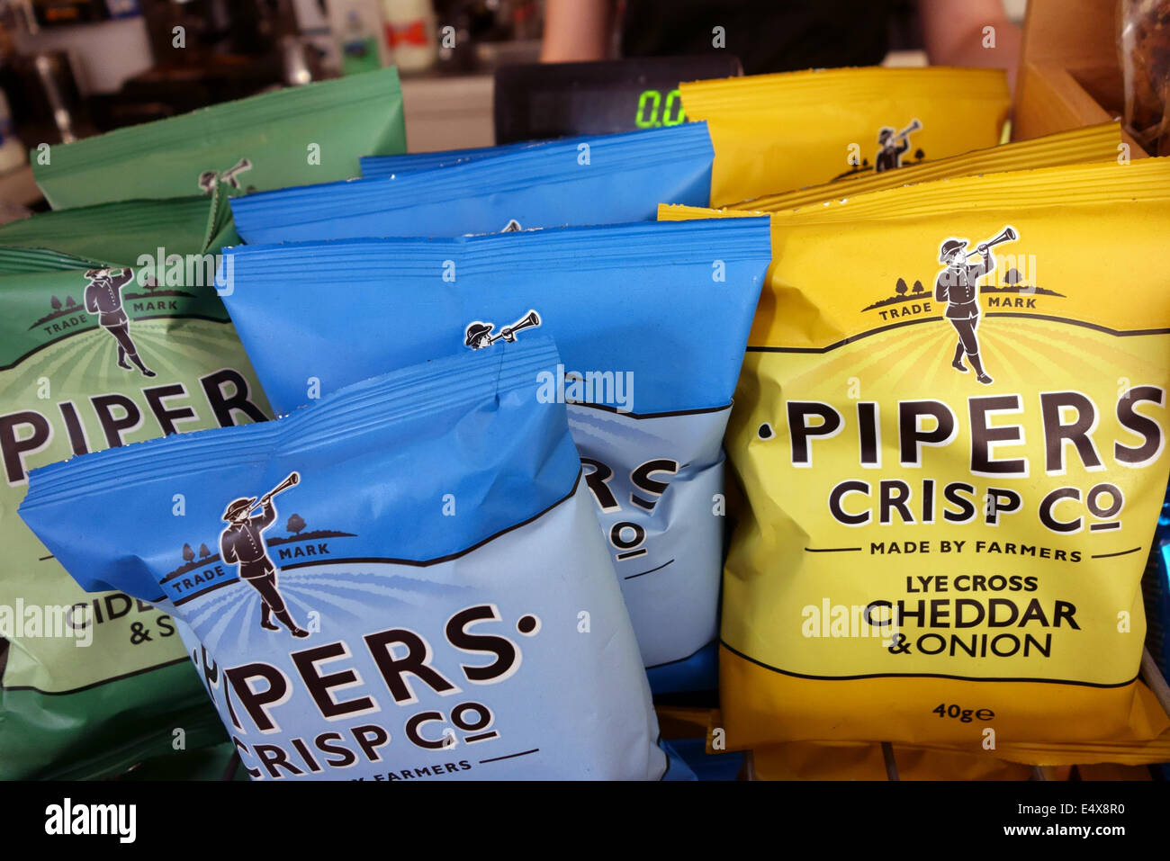 Pipers crujientes patatas fritas de marca conjunta a la venta en café, Inglaterra Foto de stock