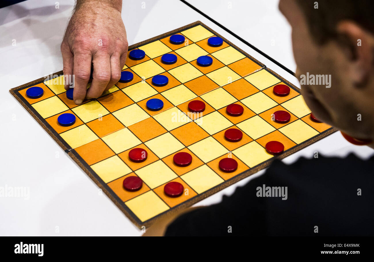 Pardubice, República Checa. El de julio de 2014. Inventor juego y coleccionista estadounidense David Kotin jugado juego simultáneo con 45 jugadores en el Festival de ajedrez y juegos abiertos
