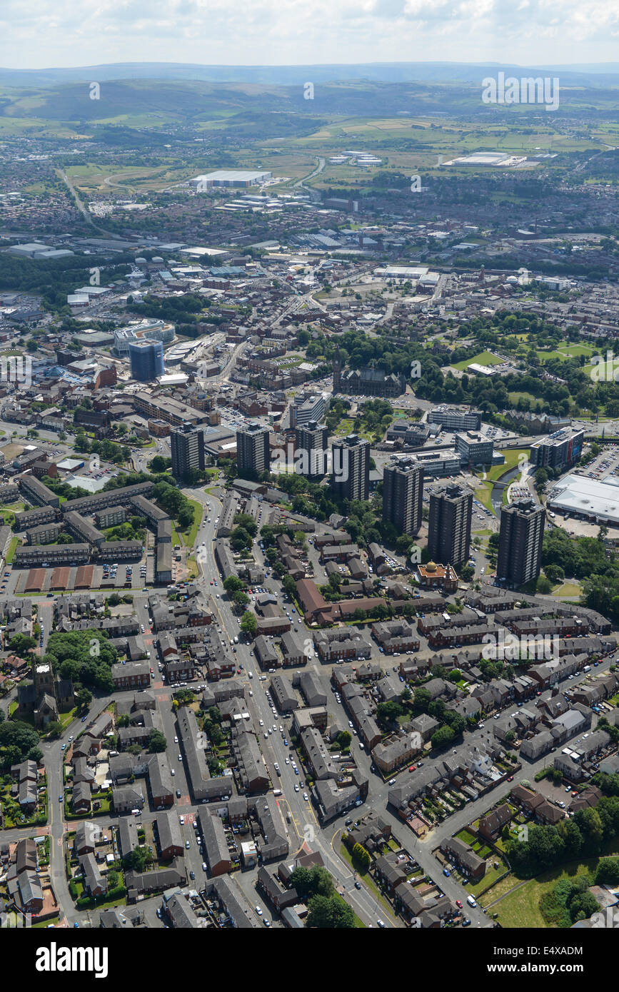 Una vista aérea de Rochdale en Greater Manchester mostrando el Los Peninos en la distancia Foto de stock