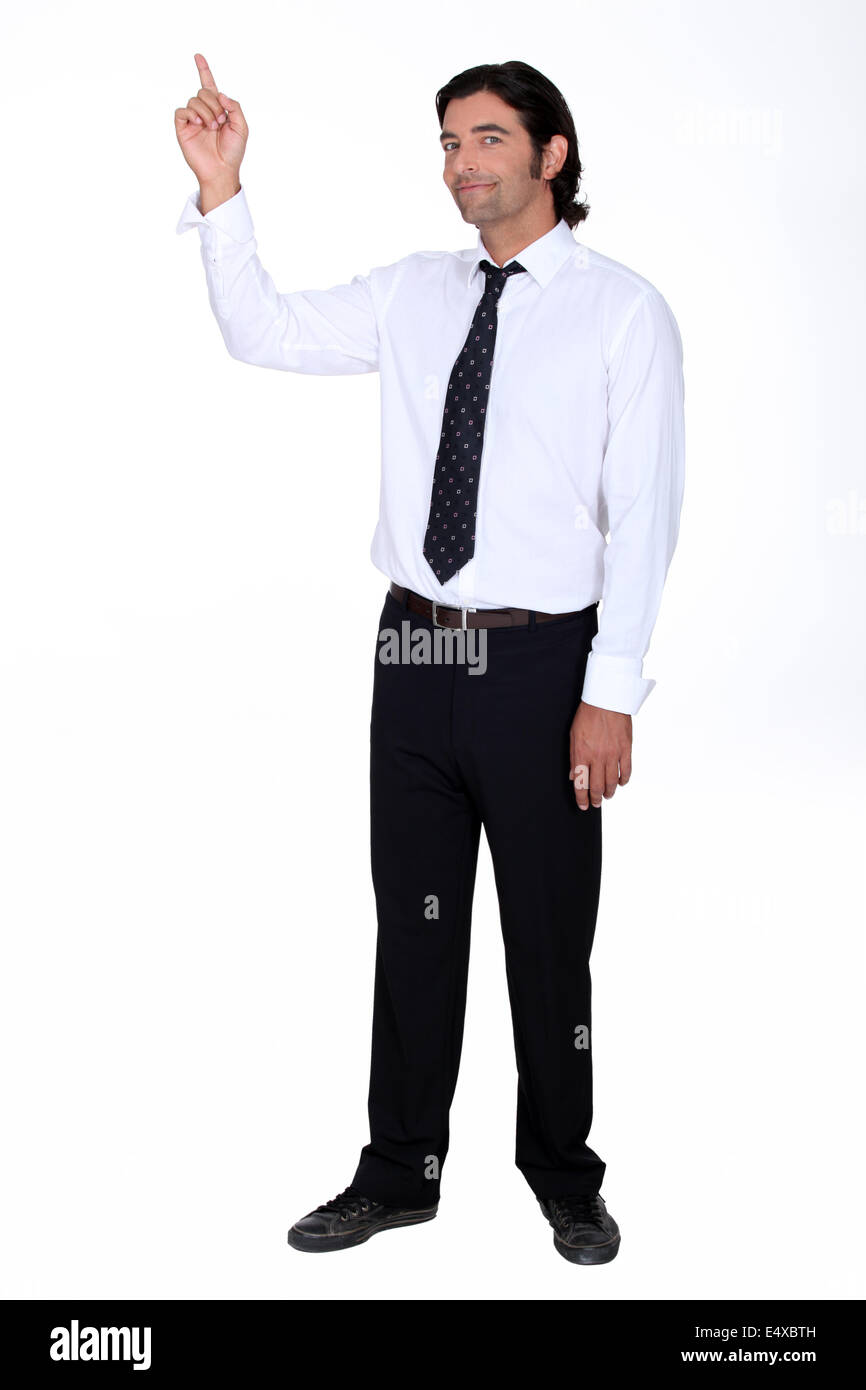 Hombre en una camisa y corbata apuntando hacia arriba. Foto de stock