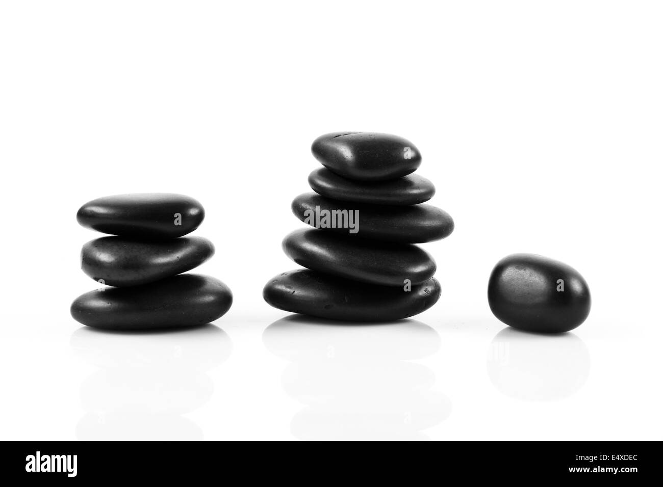 Masaje negro piedras apiladas, aislado. Foto de stock