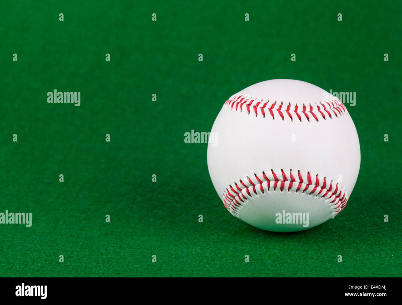 Bola de béisbol sobre fondo verde Foto de stock