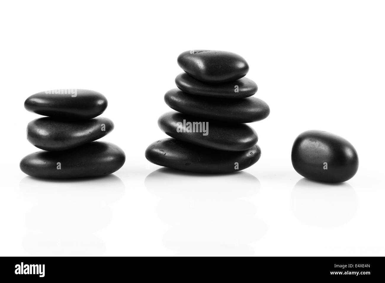 Masaje negro piedras apiladas, aislado. Foto de stock