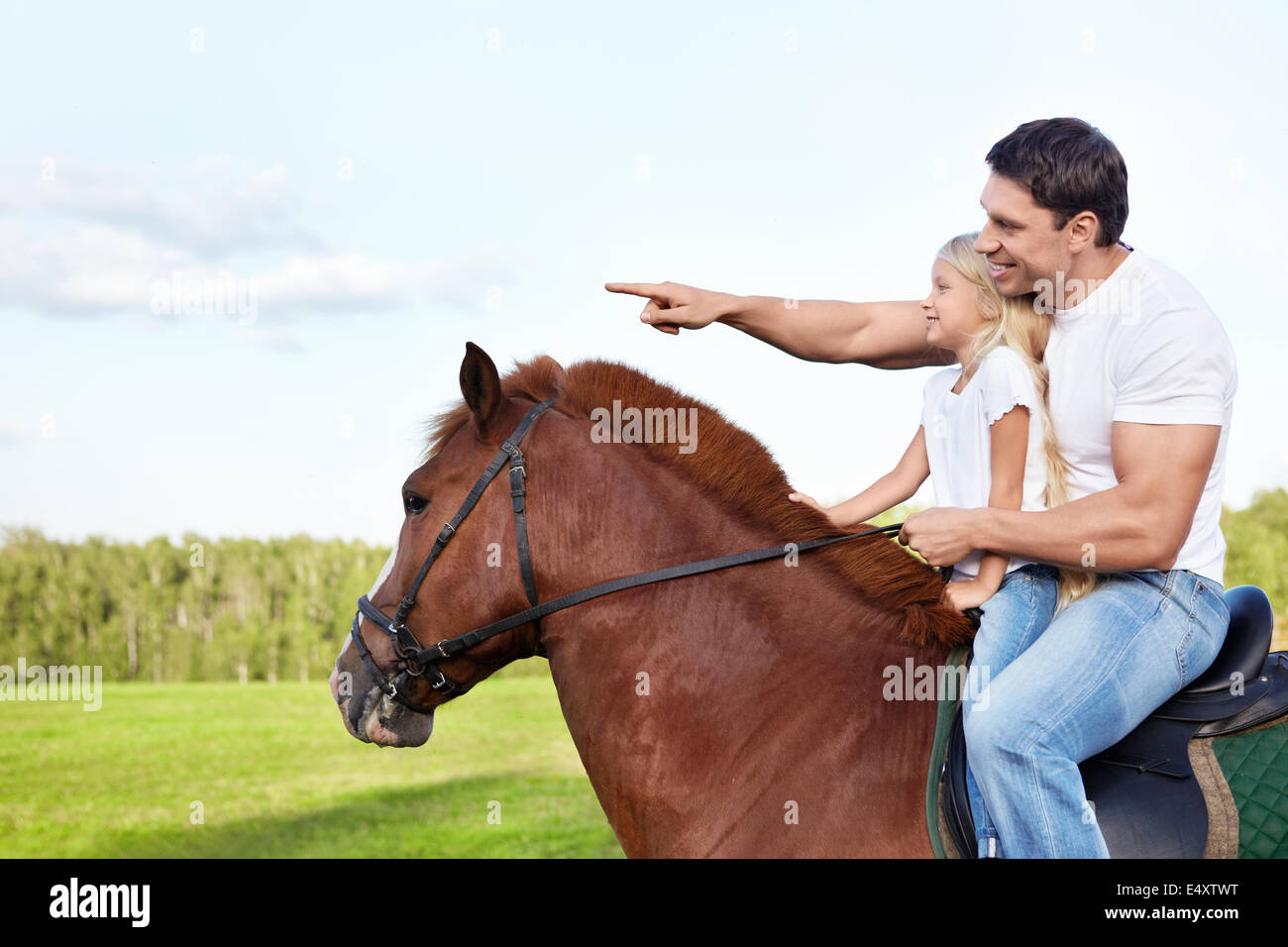 Padre e hija en un caballo Foto de stock