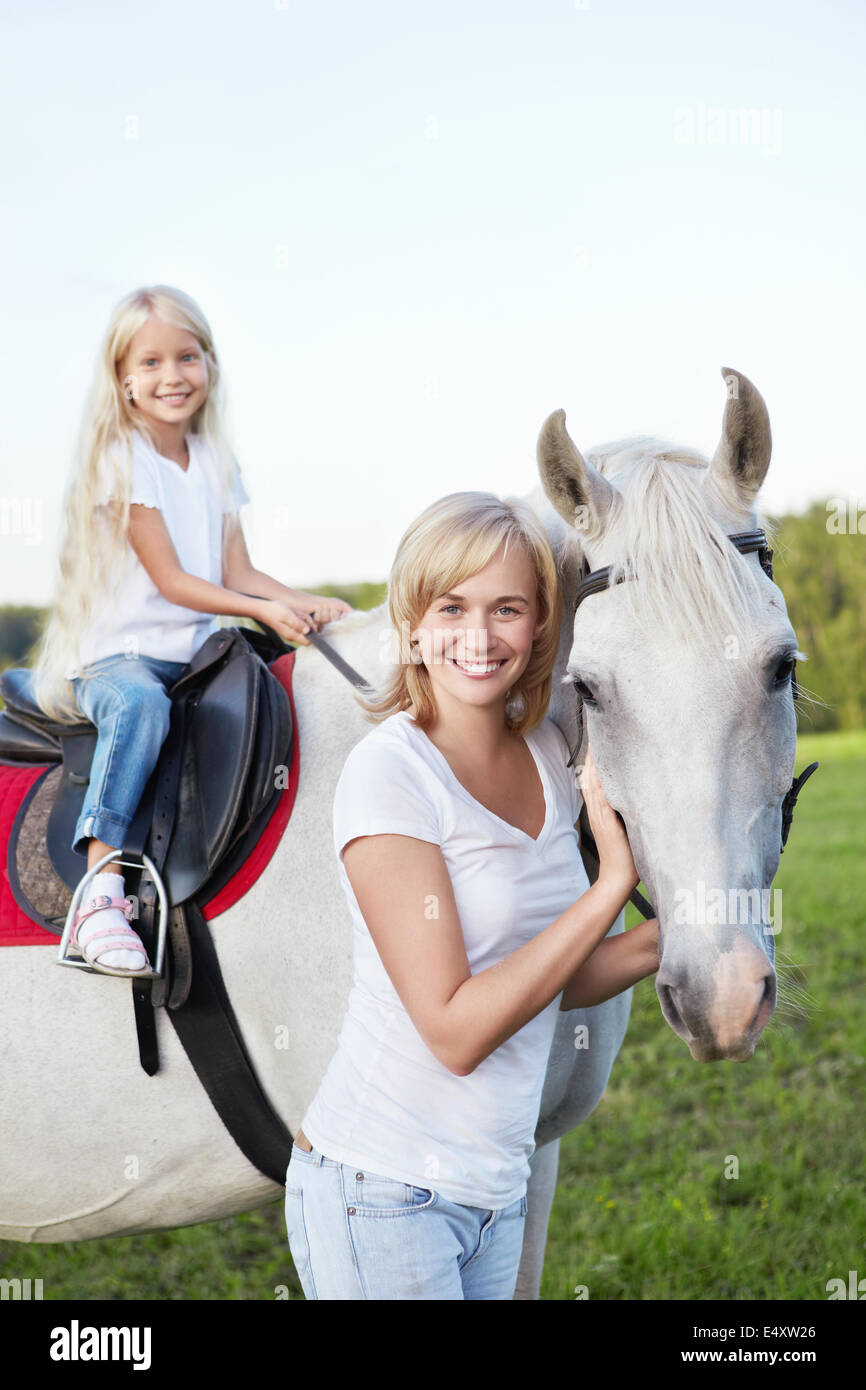 Madre e hija con un caballo Foto de stock