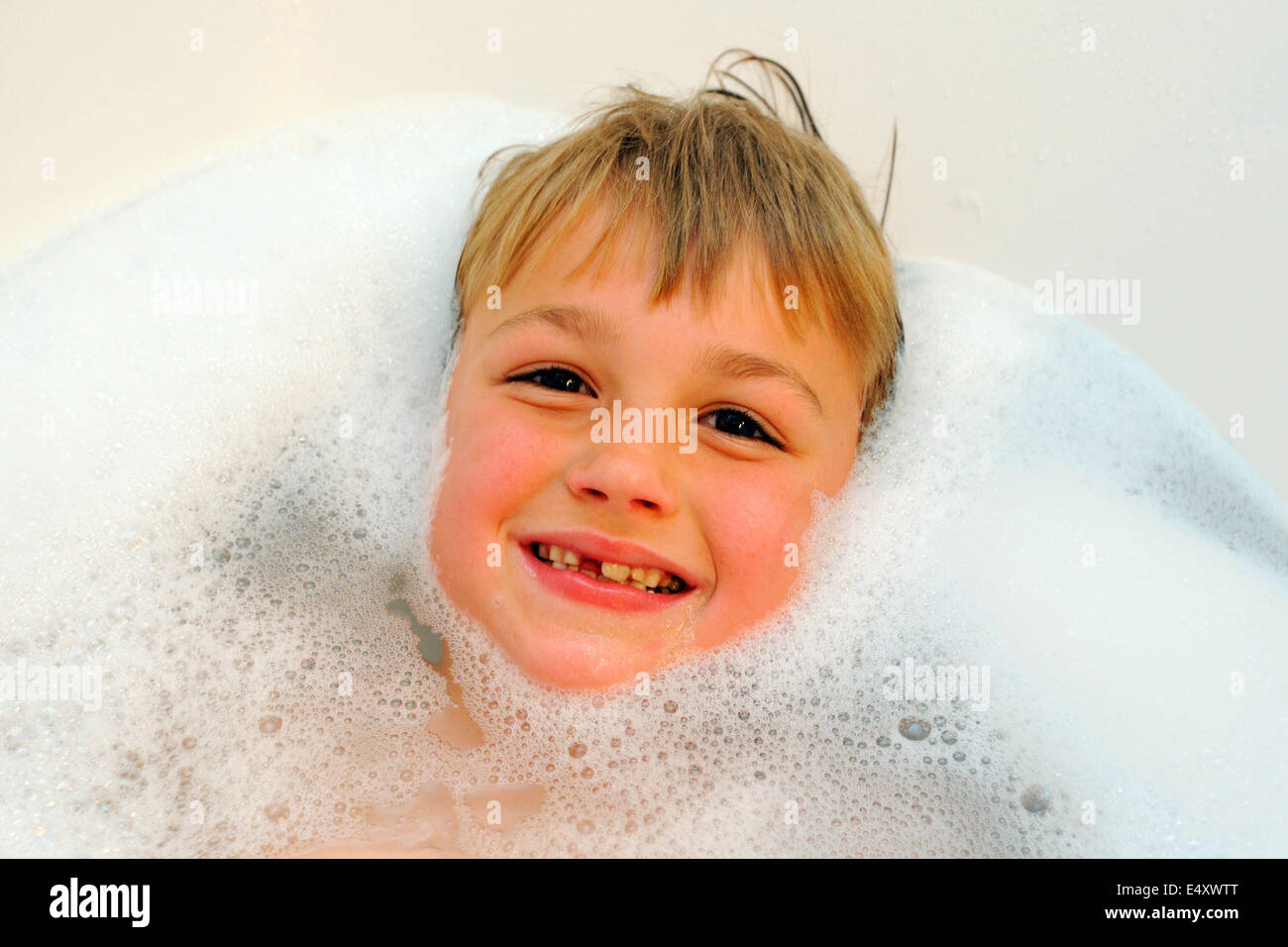 Todler en la ducha bebé divertido en la ducha bebé sonriente se baña en un  baño con espuma y pompas de jabón