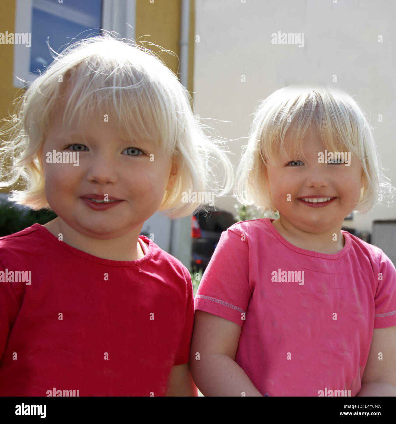 Pair of twins fotografías e imágenes de alta resolución - Alamy