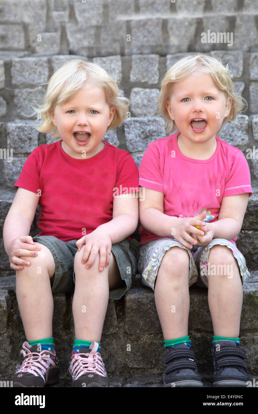 Adorable feliz gemelos idénticos Foto de stock