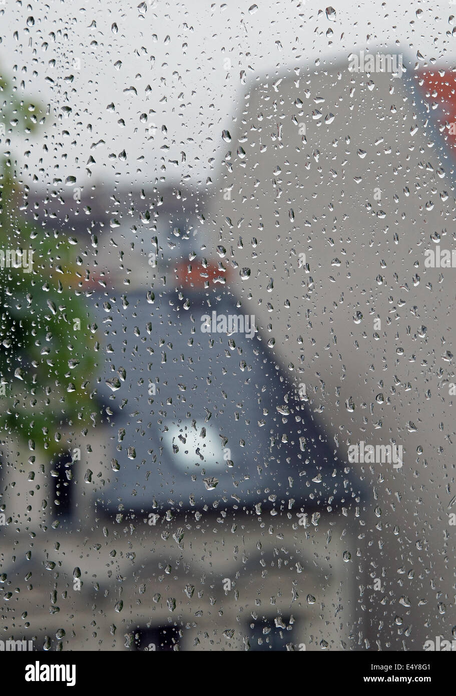 Las gotas de lluvia sobre la ventana Foto de stock