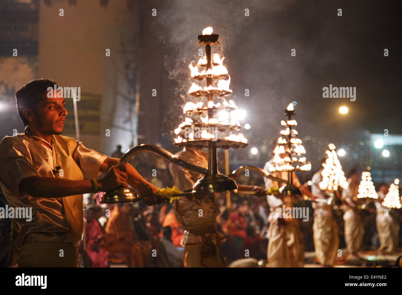 Noche Ganga Aarti (aarthi) religiosa hindú y ceremonia ritual espiritual con el fuego y el humo ofrendas en Varanasi, India Foto de stock