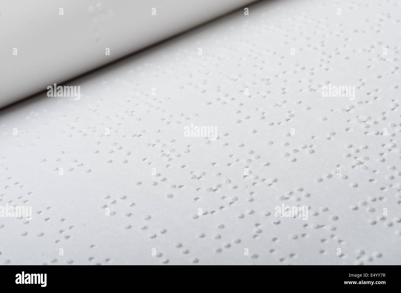 Сlose de abrir libro escrito en braille. Foto de stock