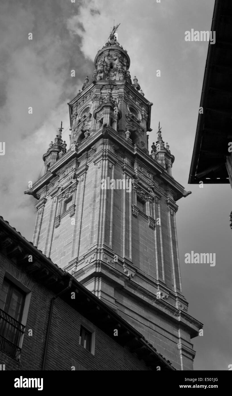 Santo Domingo de la calzada en la gran caminata de Saint James, Jakobsweg, Camino de Santiago, España, blanco y negro Foto de stock