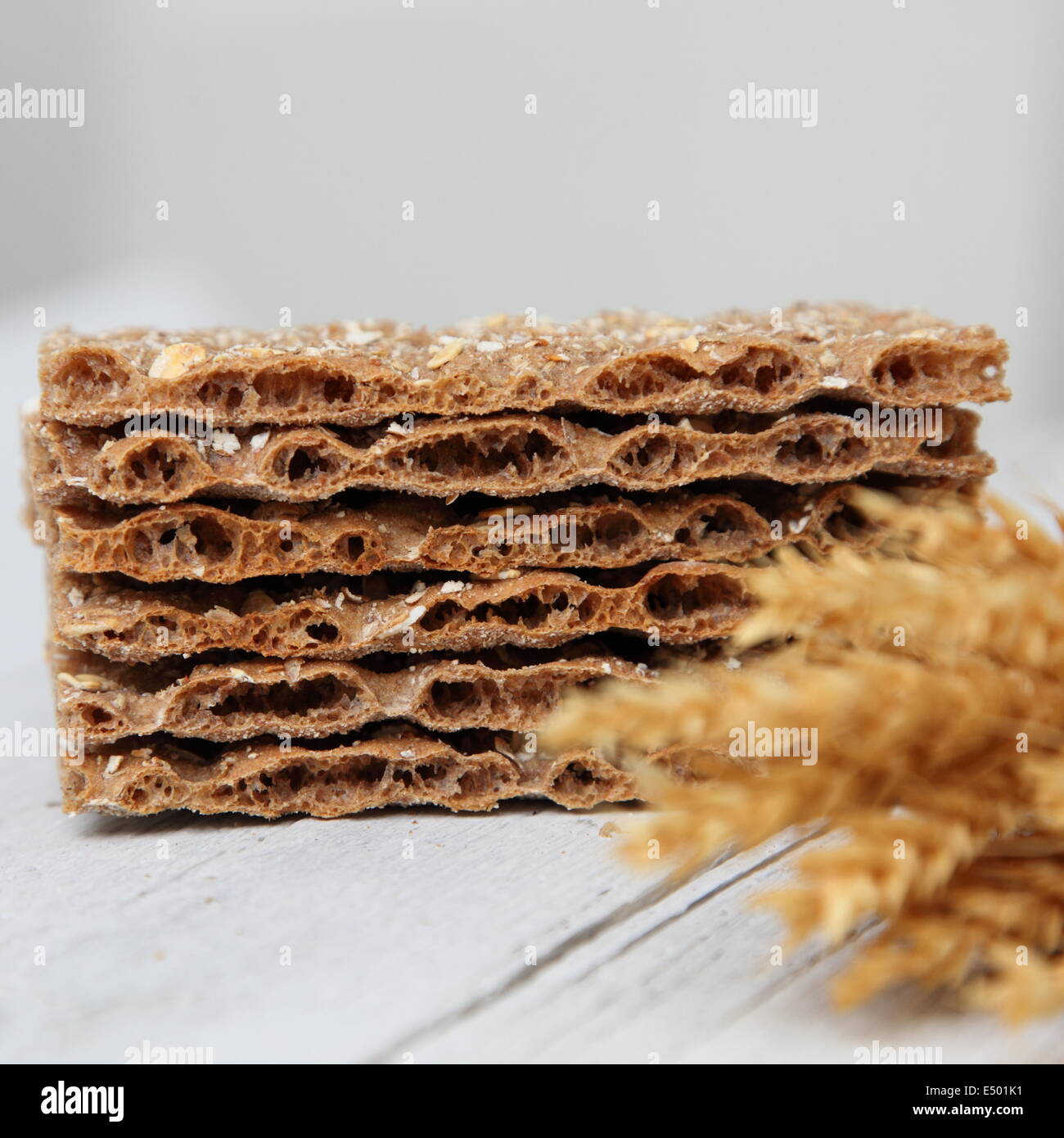 Galletas de trigo o pan tostado escandinavo Foto de stock