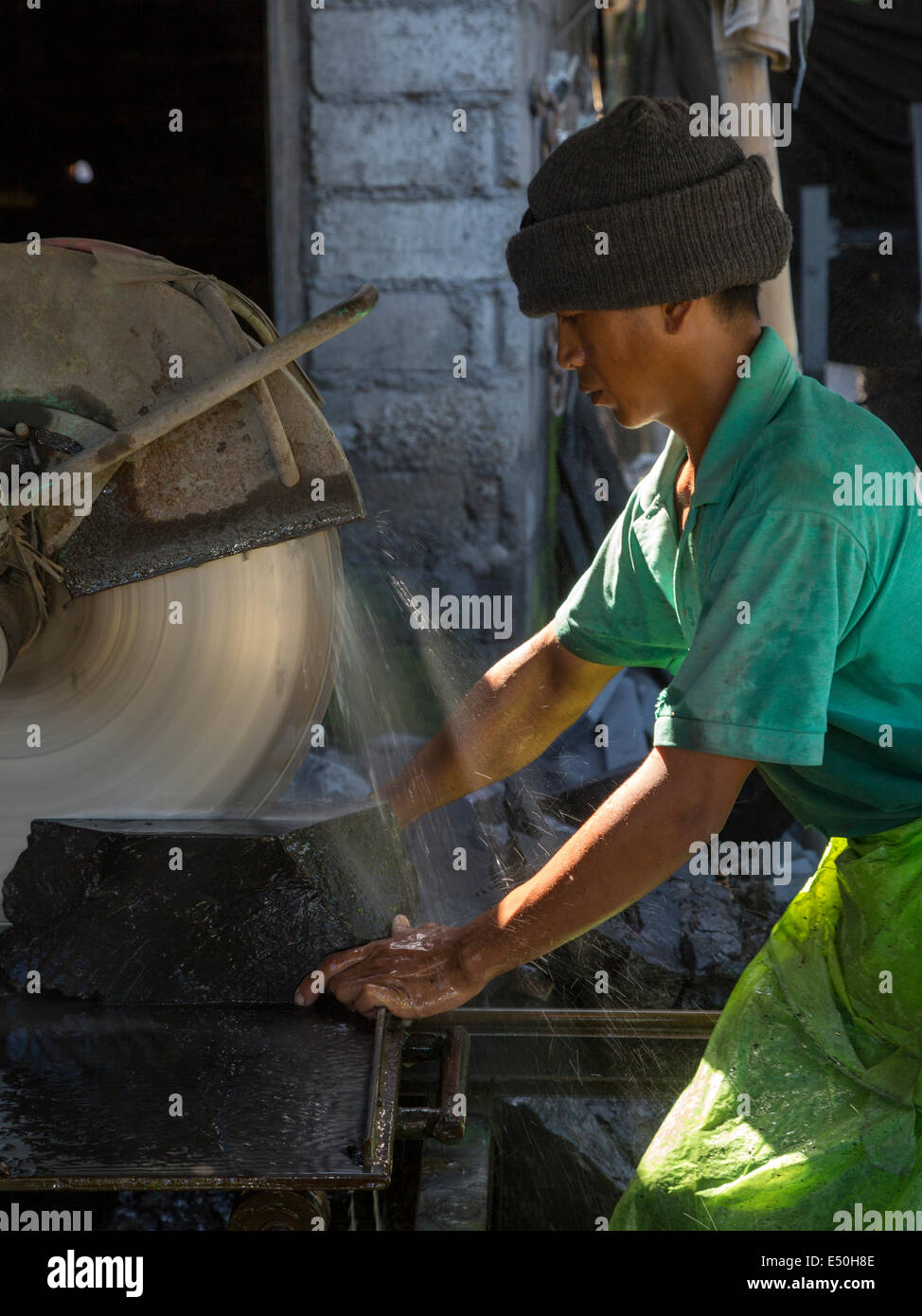 Bali, Indonesia. Cantero en trabajo cortando la piedra para hacer santuarios religiosos. Foto de stock