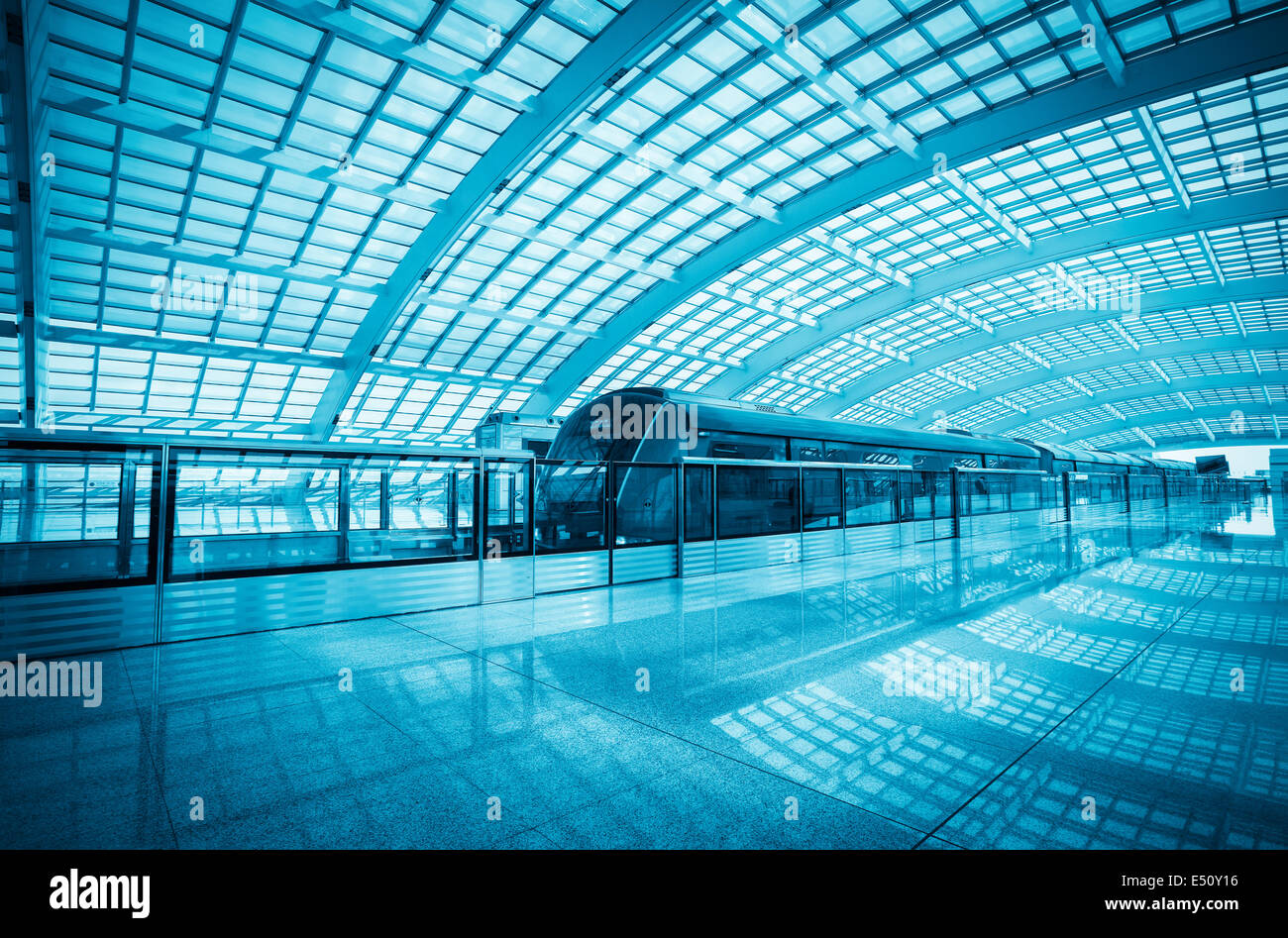 Moderno tren Airport Express en Beijing Foto de stock