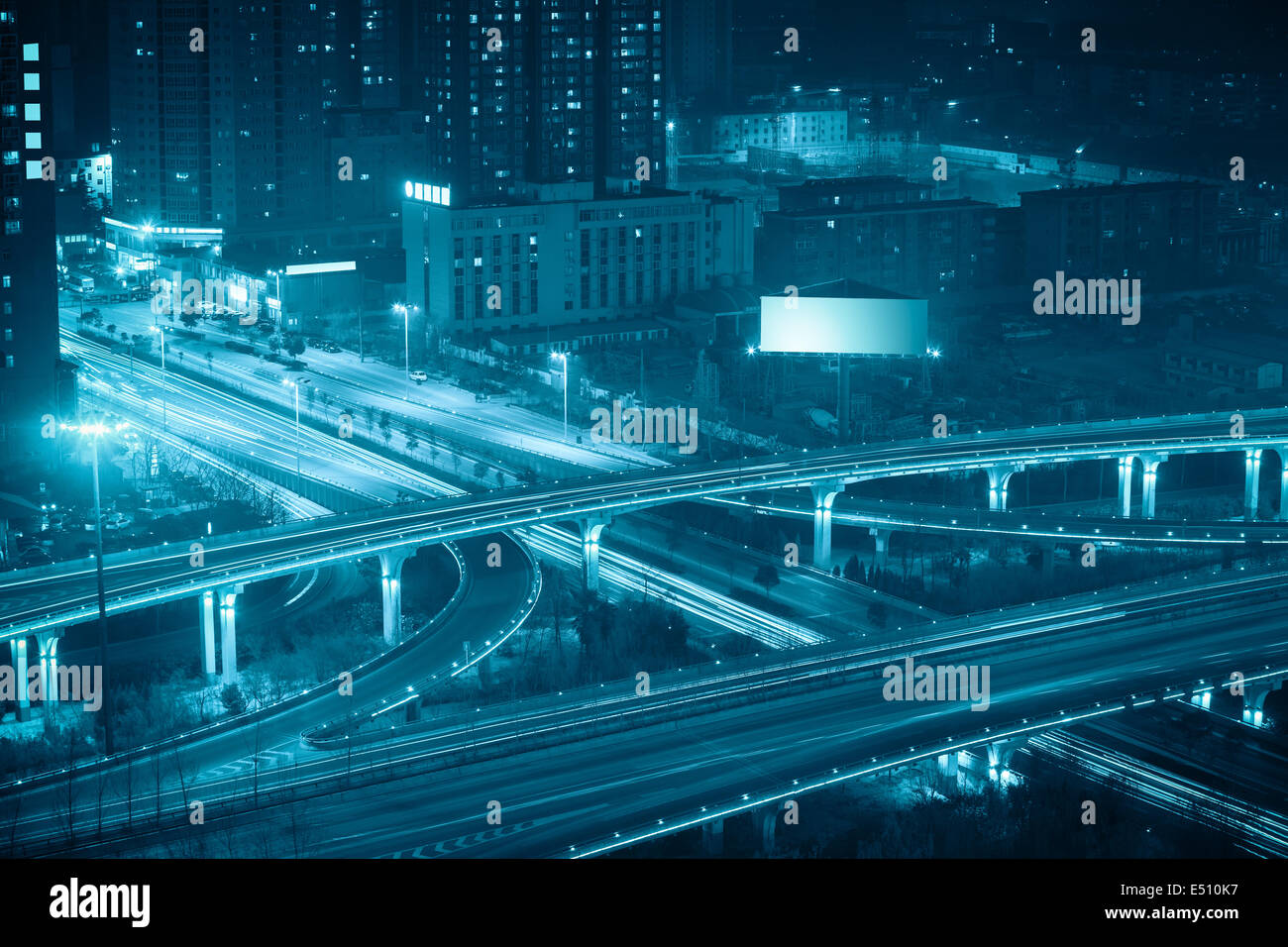 Puente de separación de grado por la noche en Xian Foto de stock