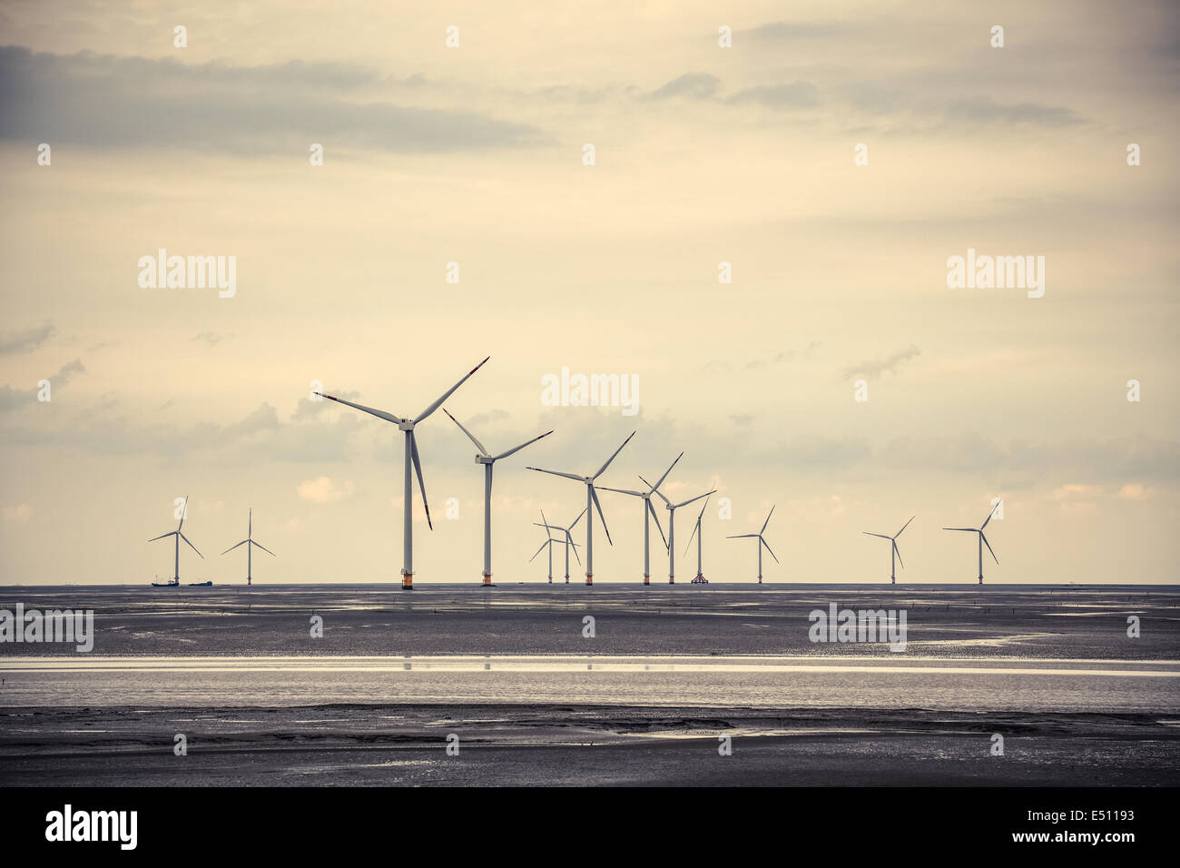 La energía eólica en la plana de barro cerca de la orilla del mar Foto de stock