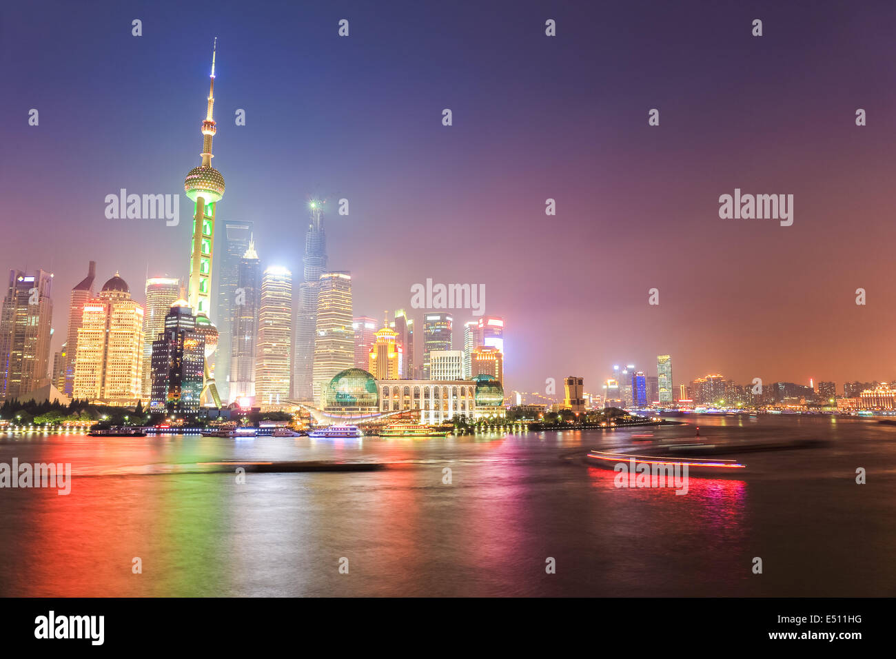 Shanghai Pudong por la noche Foto de stock