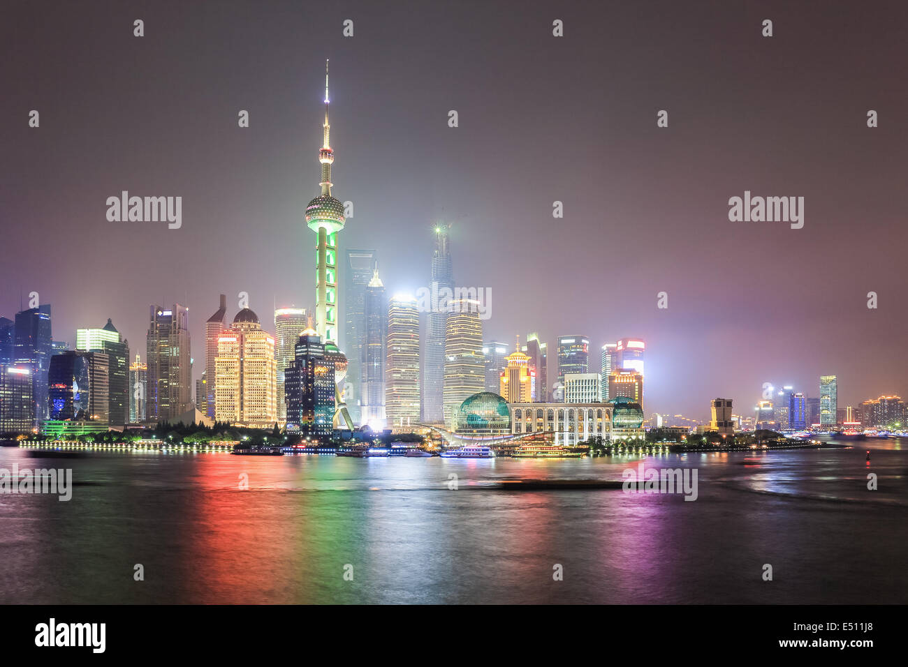 Skyline de Shanghai Pudong por la noche Foto de stock