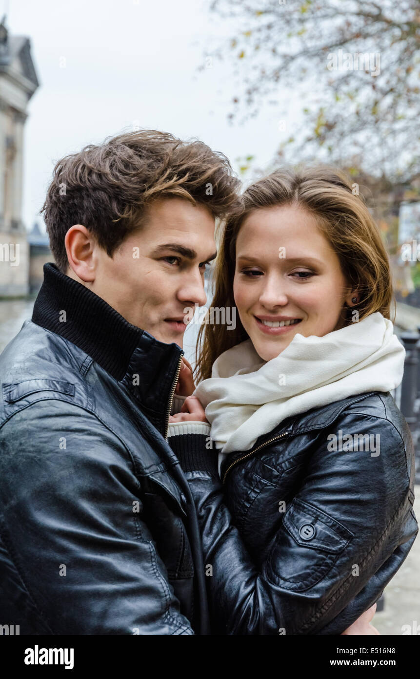 Pareja en chaquetas de invierno abrazando Foto de stock