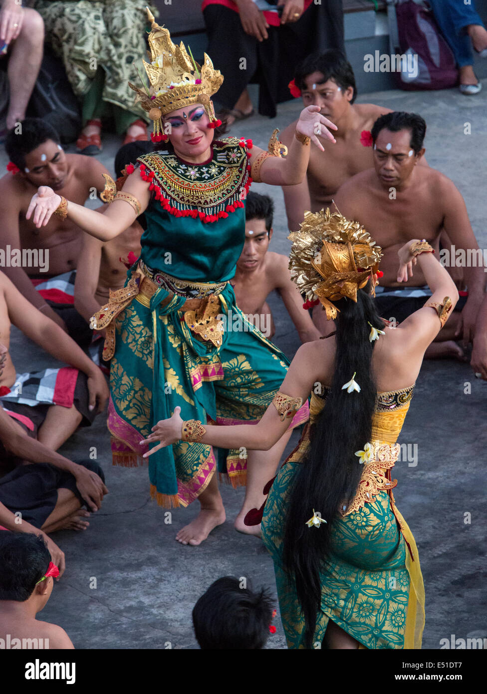 Bali, Indonesia. Danza Kecak, Arena adyacente al Templo Uluwatu. Foto de stock