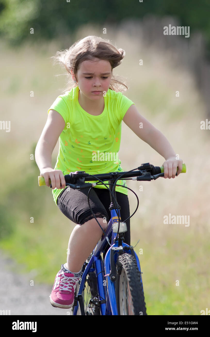 Los adolescentes chica en bicicleta Foto de stock