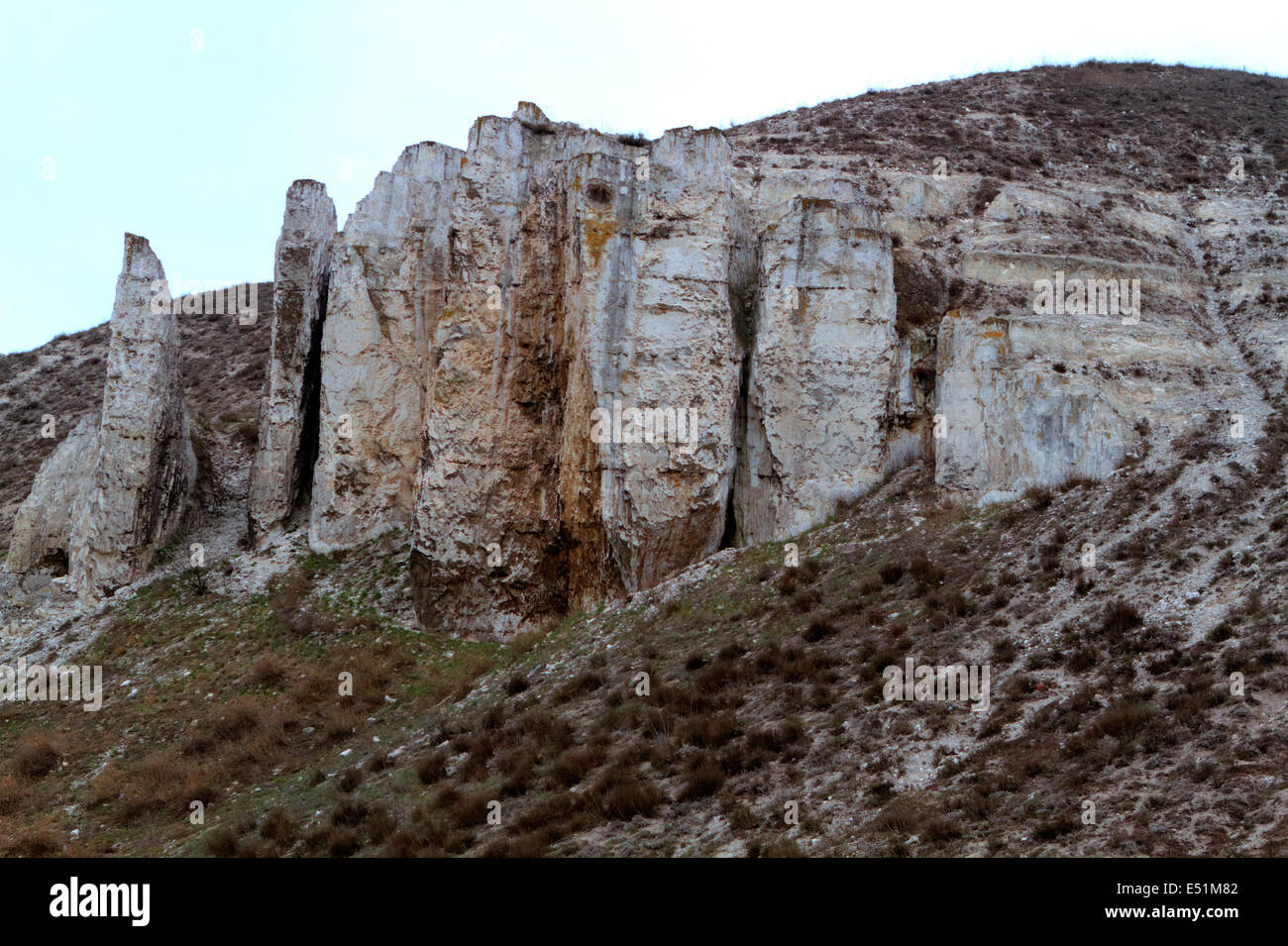 Afloramiento rocoso está ubicado en la región de Donetsk Foto de stock