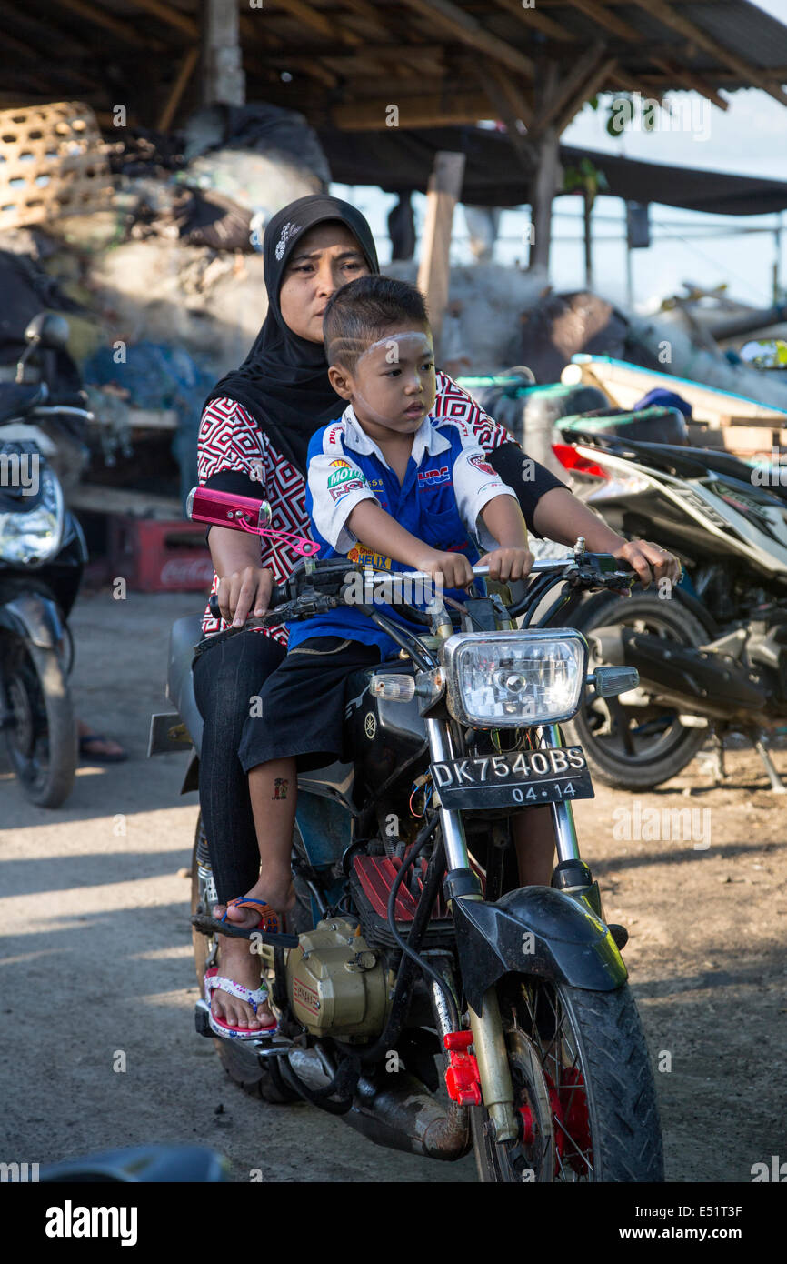 Sin Cascos En Una Moto Fotos e Imágenes de stock Alamy Sin Cascos En Una Moto Fotos e Imágenes de stock Alamy