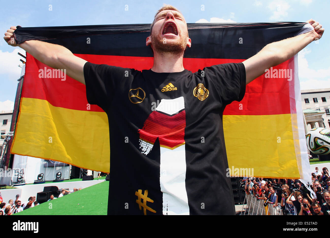 Fiesta de bienvenida de la Alemana Nationalteam, el nuevo Campeón del Mundo de fútbol, en la Puerta de Brandenburgo en Berlín, Per Mertesacker. Foto de stock