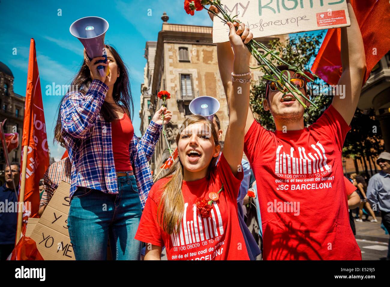 Aburrido restaurante Discriminar Barcelona, España. El 1 de mayo de 2014. Los jóvenes socialistas participar  en la manifestación del día del trabajo en Barcelona gritando consignas -  llamados por el alcalde los sindicatos CC.OO y