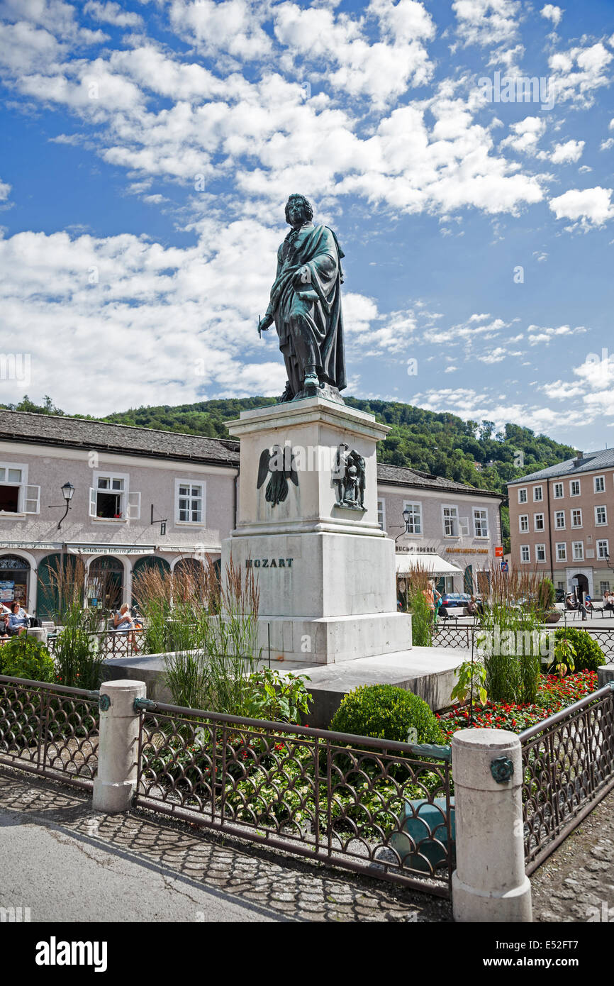 Una estatua o monumento al compositor Mozart en Salzburgo, Austria Europa Foto de stock