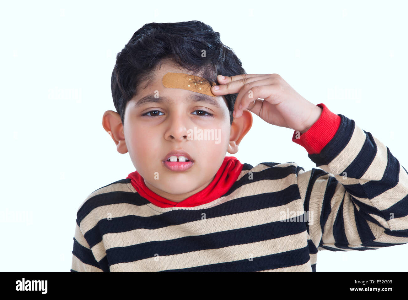 Retrato de niño con Band-aid en frente Foto de stock