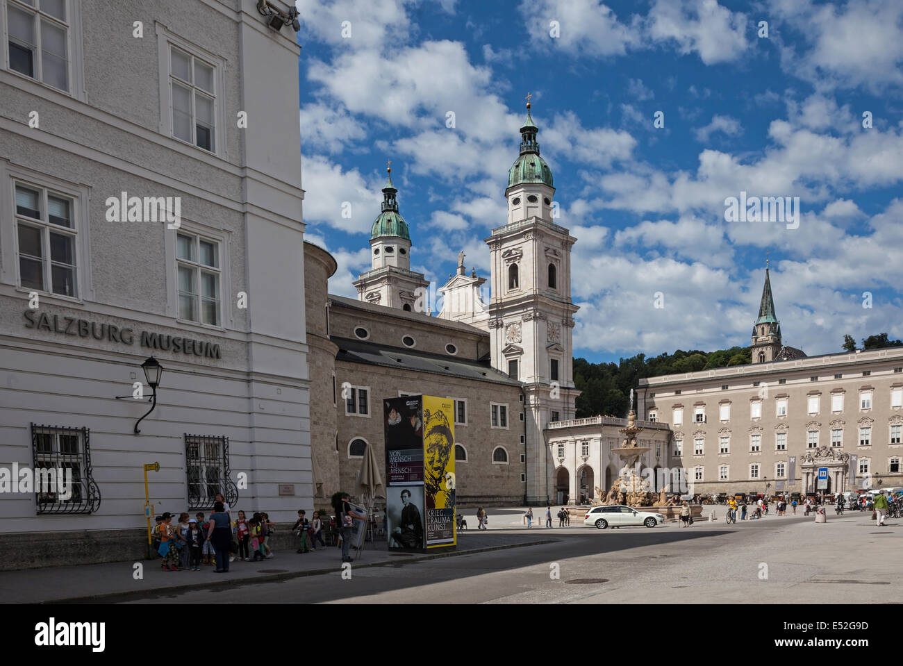 Residenz Fuente en la Residenzplatz en el centro histórico o Altstadt Salzburgo Austria Europa Foto de stock