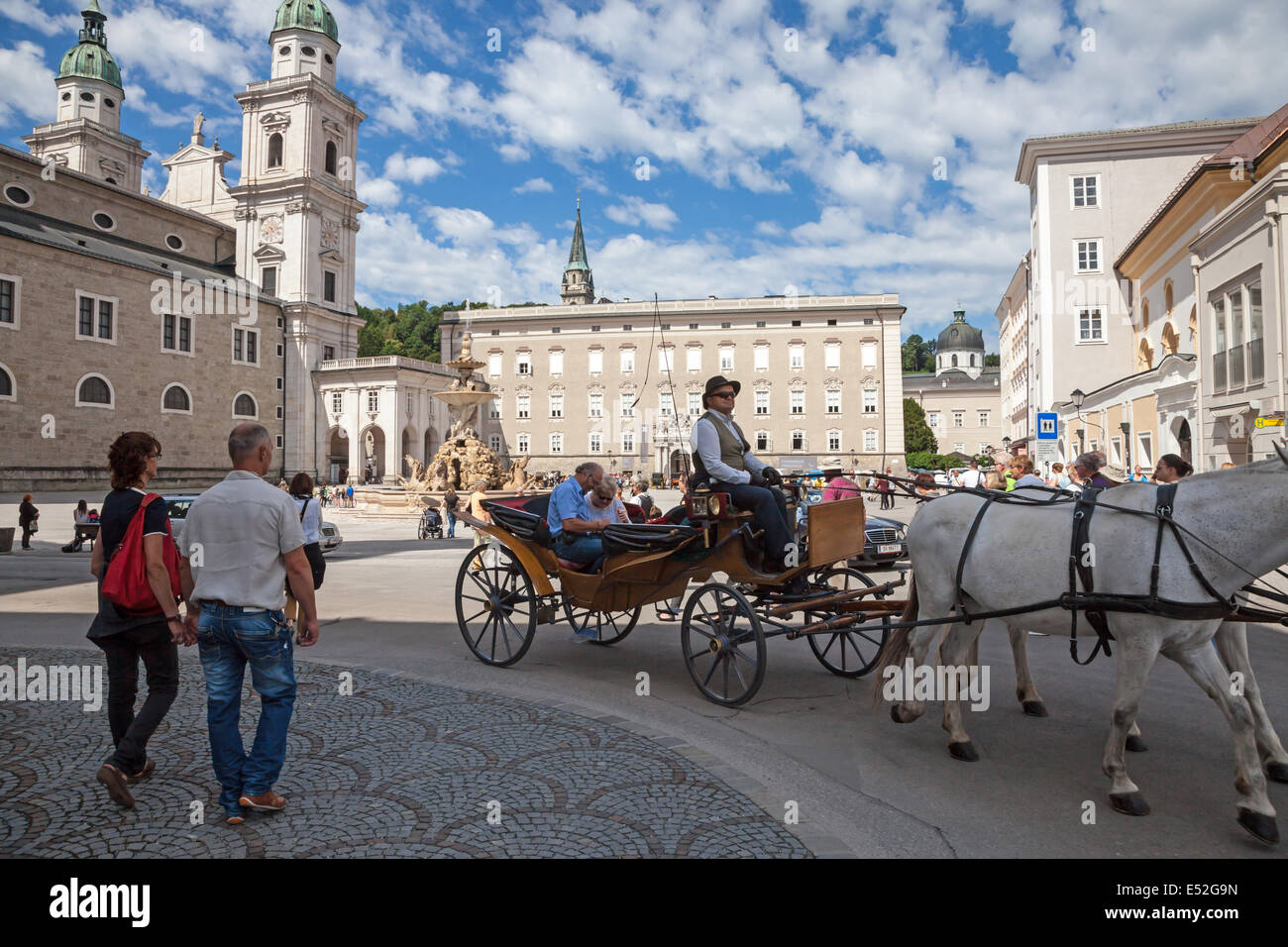 Un fiacre y la Residenz Fuente en la Residenzplatz en el centro histórico o Altstadt Salzburgo Austria Europa Foto de stock