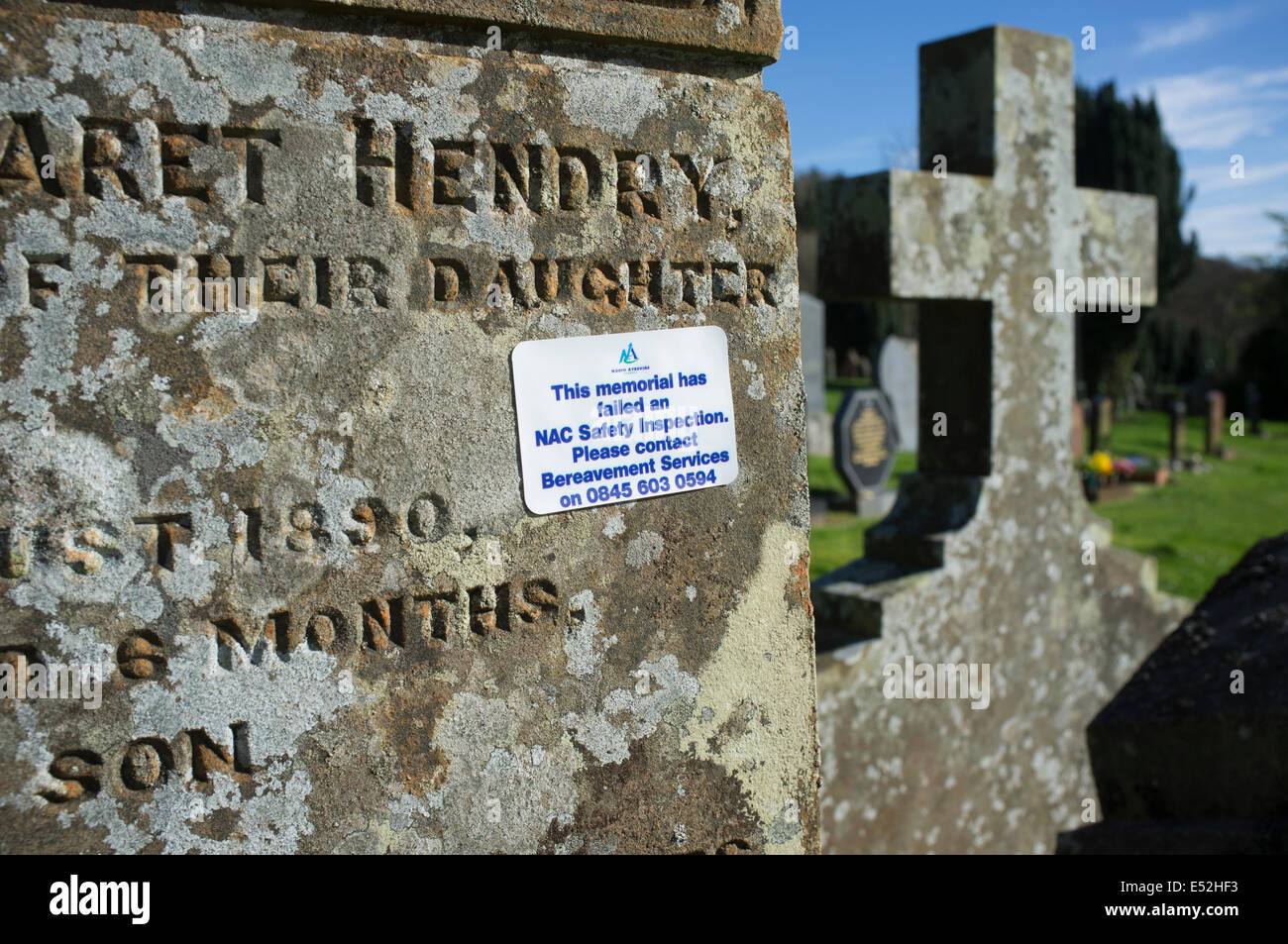 Inspección de seguridad Memorial aviso sobre las lápidas en un cementerio Foto de stock