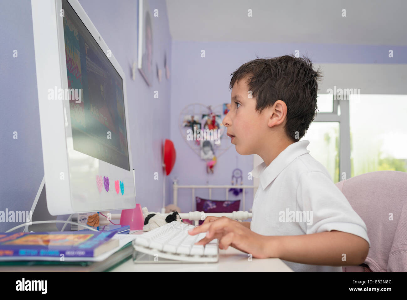 Escolar Primaria Juega En Equipo En Casa Fotograf a De Stock Alamy