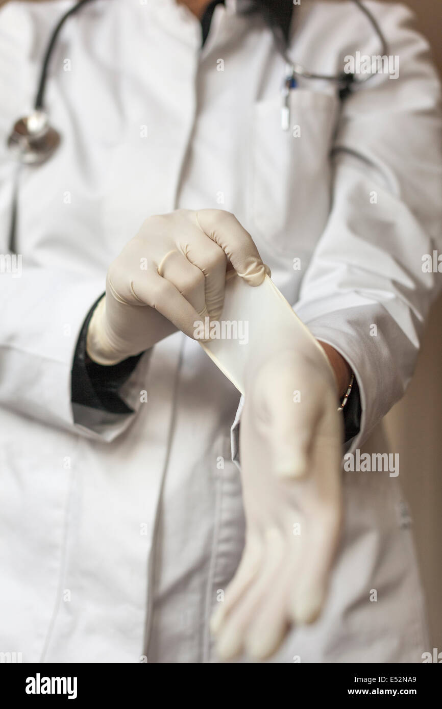 Doctor pone guantes quirúrgicos estériles Foto de stock