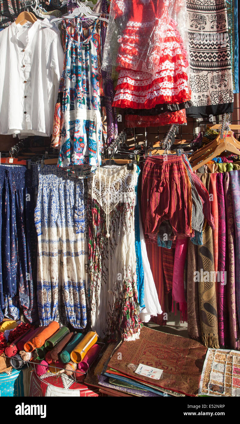 Cerca de la bonita ropa femenina en venta fuera de una tienda en el  turístico, Granada, España Fotografía de stock - Alamy