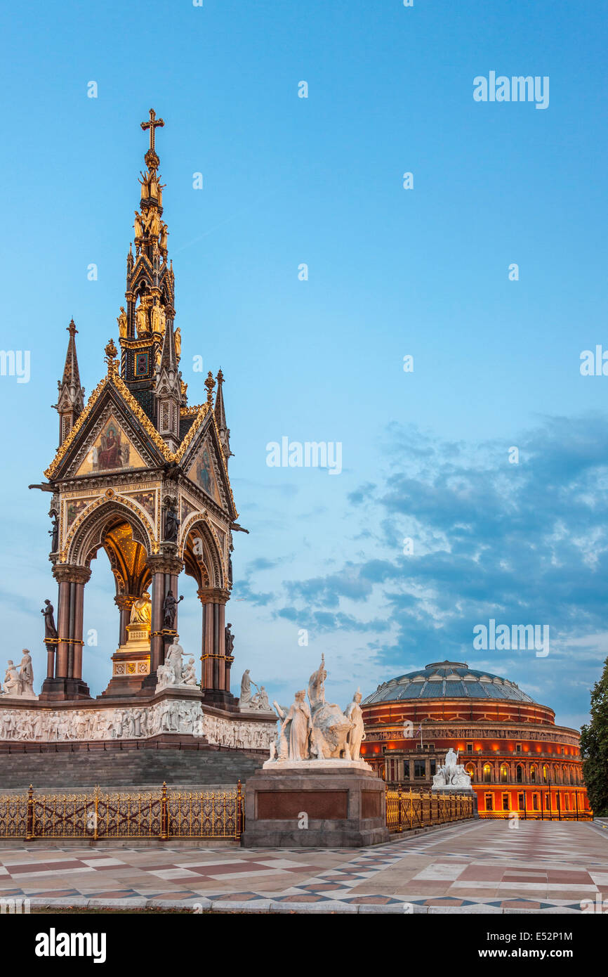 El Albert Memorial y el Royal Albert Hall,vistas de Hyde Park, Londres, Inglaterra Foto de stock