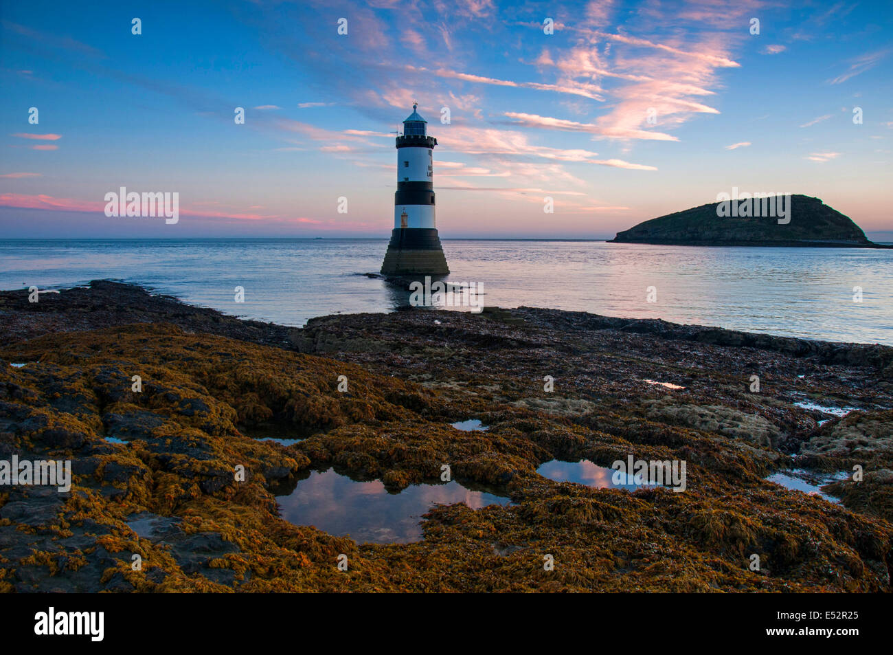 Amanecer en otoño Penmon Faro, Anglesey Gales UK Foto de stock