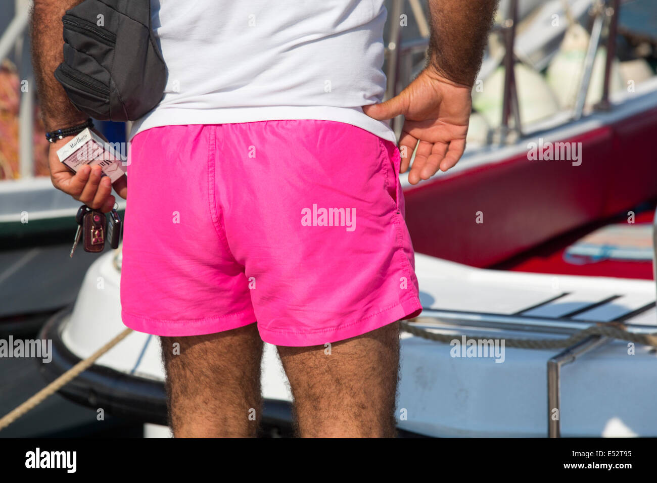 Pantalones cortos de color rosa fotografías e imágenes de alta resolución -  Alamy