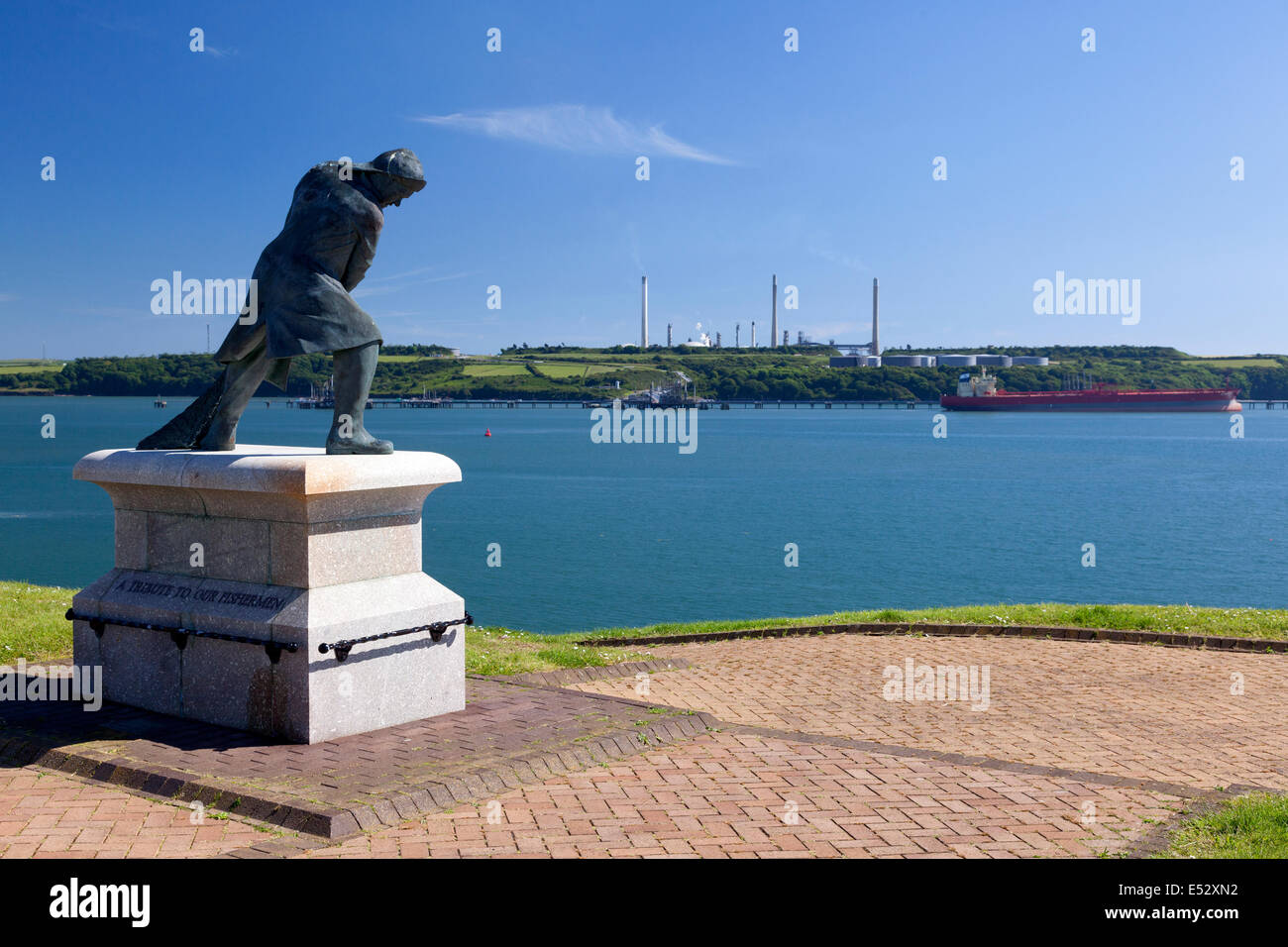 Monumento a la industria pesquera junto al refugio, Milford Haven, Pembrokeshire Foto de stock