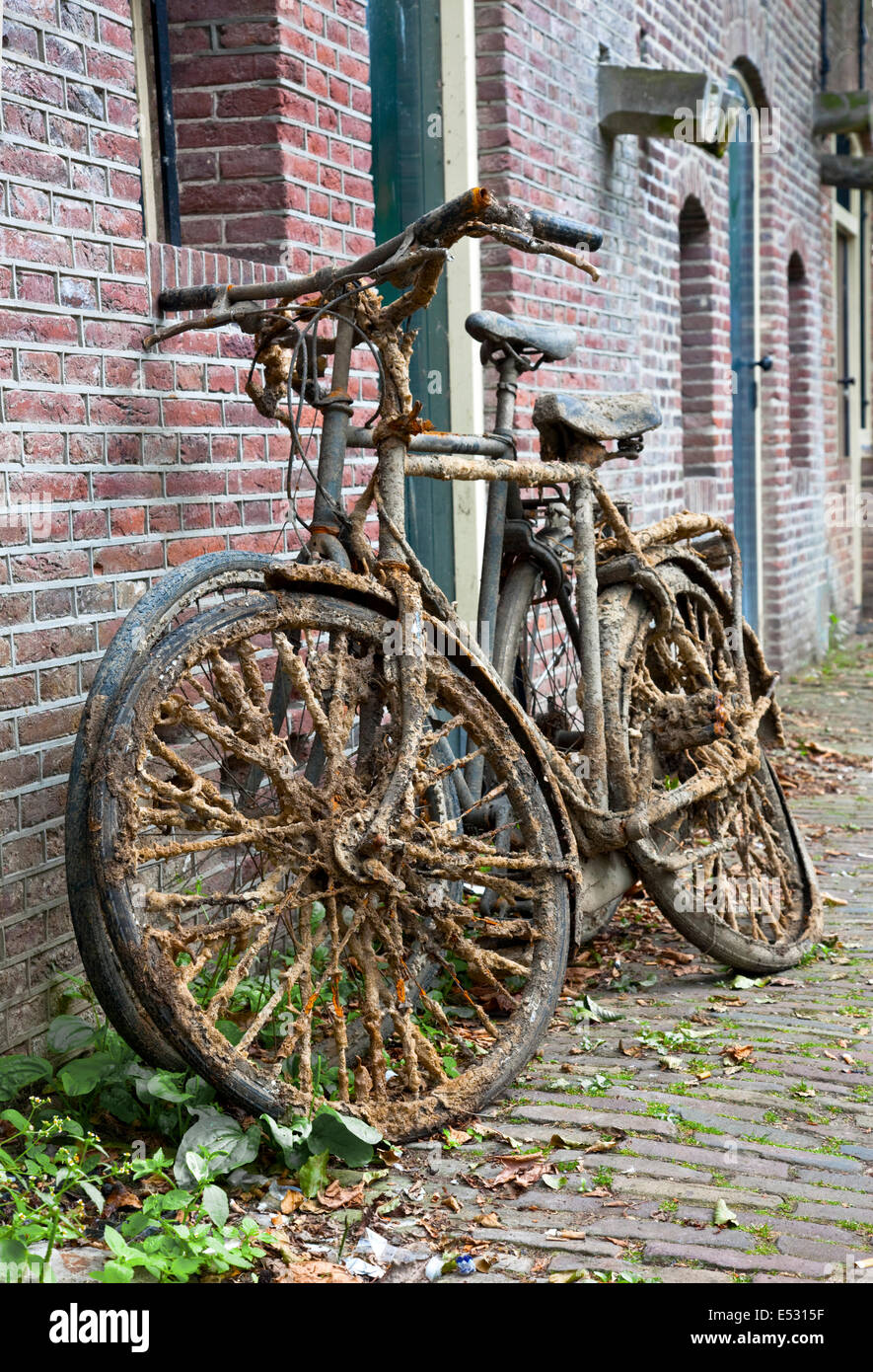 informal Ruina Museo Guggenheim 2 bicicletas viejas extraído del canal en Utrecht y a la izquierda en el  camino de sirga Fotografía de stock - Alamy