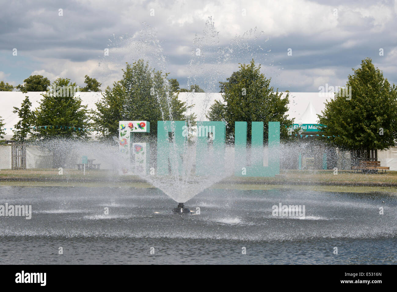 Crecer firmar en RHS Lugar de Hampton Court Flower Show 2014 con obras de arte de Matthew Williamson Ltd Foto de stock