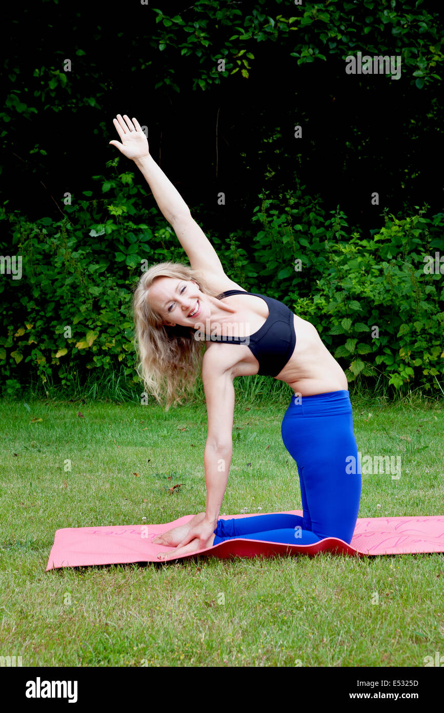 WASHINGTON - Yoga instructor Carly Hayden calentando. Señor# (H13). Foto de stock